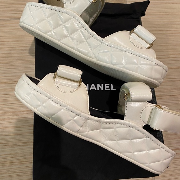 🆕 CHANEL Ivory CC Logo Quilted Wedge Dad Sandals Rare Gold Hardware - Picture 6 of 16